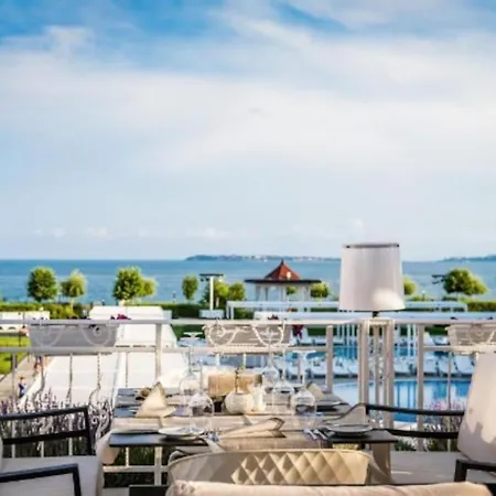 Апартамент Premier On Seafront Свети Влас