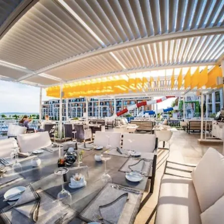 Апартамент Premier On Seafront *